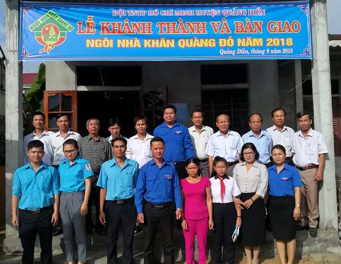 khánh thành "Ngôi nhà khăn quàng đỏ" cho em Nguyễn Thị Ni, trường THCS Đặng Hữu Phổ, xã Quảng Phú